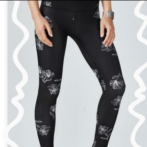 Brand New Fabletics Mid Rise Black Floral Print Compression Boost Leggings XS